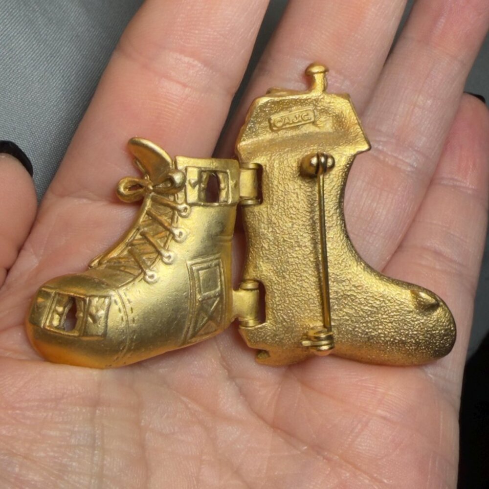 AJC Mother Goose Brooch Vintage Hinged Shoe Figural Storybook Pin 2” - Picture 11 of 13